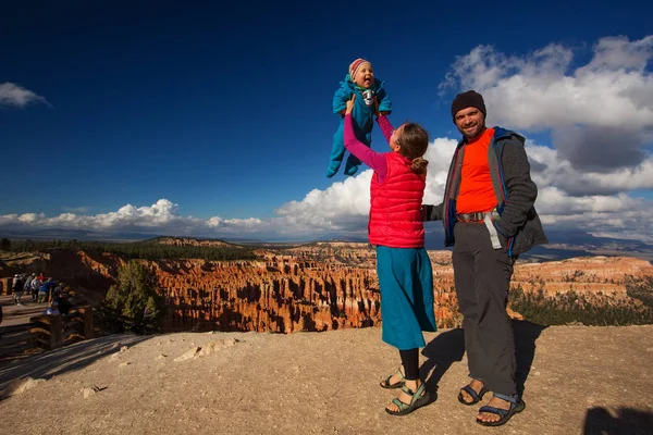 Familj med babyboy i Bryce canyon National Park, Utah, Usa — Stockfoto