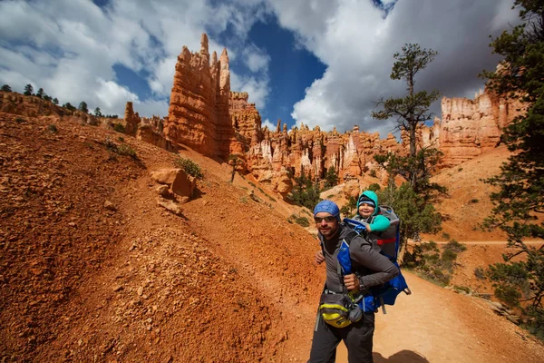 Um homem com o seu menino está caminhando no Parque Nacional Bryce Canyon — Fotografia de Stock
