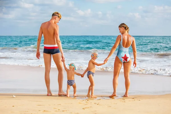 A family is having fun at the seashore — Stock Photo, Image