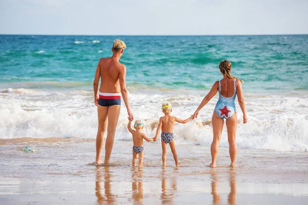 A family is having fun at the seashore — Stock Photo, Image