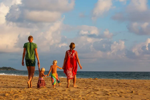 Rodzina się bawią na seashore — Zdjęcie stockowe