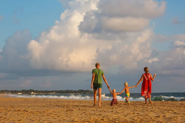 Una familia se divierte en la orilla del mar — Foto de Stock