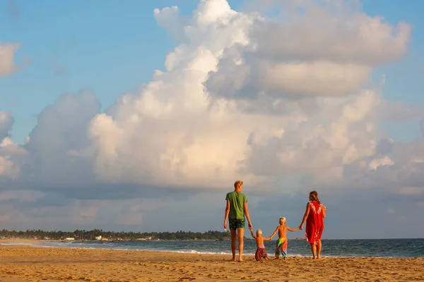 Una familia se divierte en la orilla del mar — Foto de Stock
