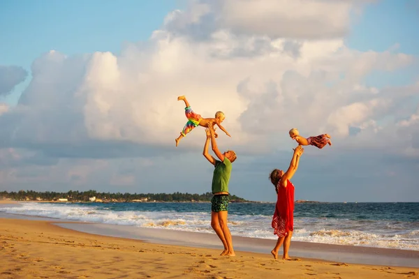 Uma família está se divertindo na praia — Fotografia de Stock