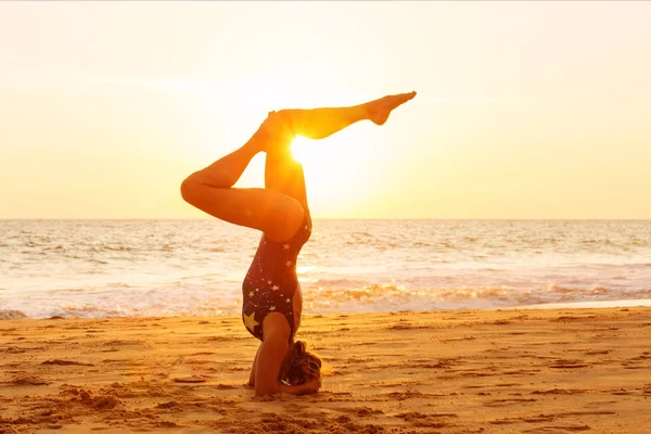 Donna caucasica che pratica yoga in riva al mare — Foto Stock