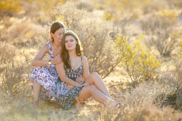 若い母と娘赤 Roc の砂漠の肖像画 — ストック写真