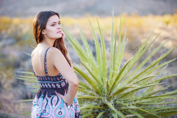 Portret młodej kobiety w Red Rock, Nevada, Usa — Zdjęcie stockowe