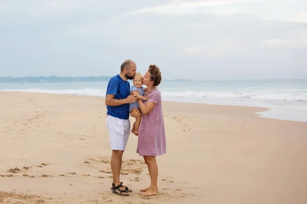 En familj är att ha kul på stranden — Stockfoto