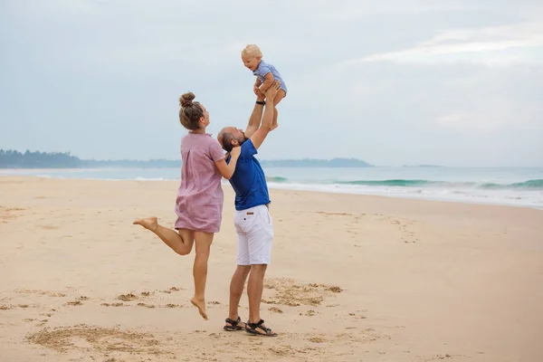 Rodzina się bawią na seashore — Zdjęcie stockowe