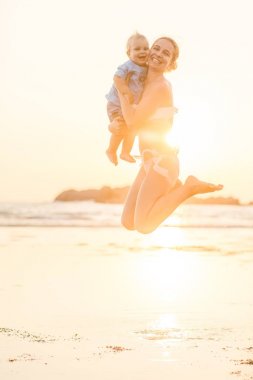 Bir aile sahil eğleniyor