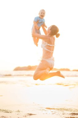 Bir aile sahil eğleniyor