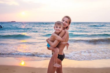 Bir aile sahil eğleniyor