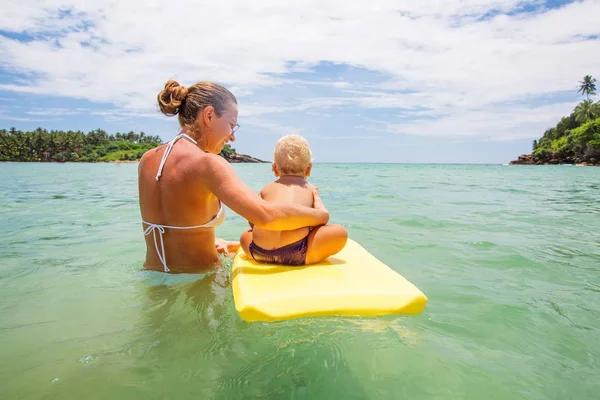 Uma família está se divertindo na praia — Fotografia de Stock