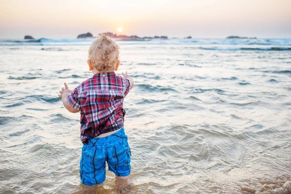 Chłopiec ma świetny czas na morzu — Zdjęcie stockowe