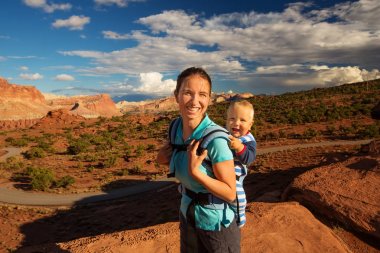 Bir anne ve bebek oğlu Ut Capitol resif Ulusal parkta ziyaret edin