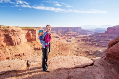 Bir anne ve bebek oğlu Uta Canyonlands milli parkta ziyaret edin