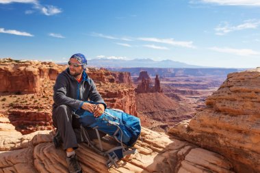 Uzun yürüyüşe çıkan kimse Canyonlands Milli Parkı'nda Utah, ABD aittir