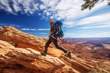 Uzun yürüyüşe çıkan kimse Canyonlands Milli Parkı'nda Utah, ABD