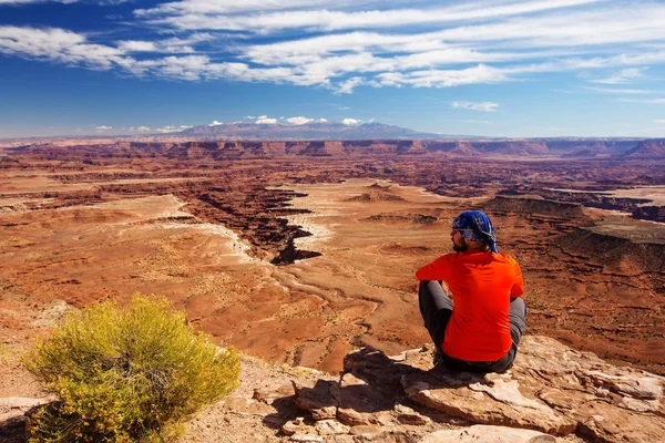 Turysta spoczywa w Canyonlands National park w Utah, Stany Zjednoczone Ameryki — Zdjęcie stockowe