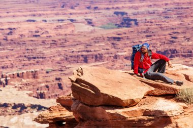 Uzun yürüyüşe çıkan kimse Canyonlands Milli Parkı'nda Utah, ABD aittir