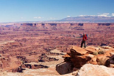 Uzun yürüyüşe çıkan kimse Canyonlands Milli Parkı'nda Utah, ABD