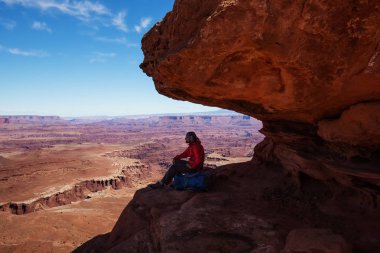 Uzun yürüyüşe çıkan kimse Canyonlands Milli Parkı'nda Utah, ABD aittir