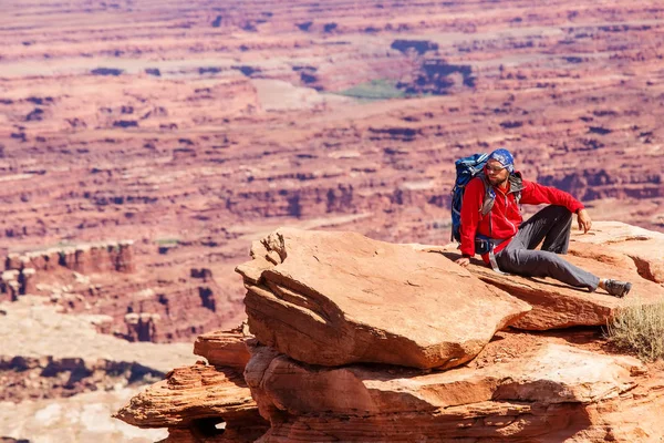 Uzun yürüyüşe çıkan kimse Canyonlands Milli Parkı'nda Utah, ABD aittir — Stok fotoğraf