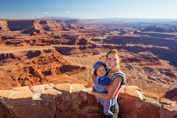 Matka a její syn dítě navštívit národní park Canyonlands v Uta — Stock fotografie