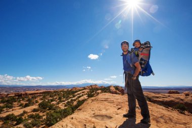 Arches National Park Utah, ABD bebek oğlu ile bir aile ziyaret