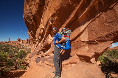 Bir baba ile bebek oğlu Çift Kişilik O kemer Arches Ulusal yakınındaki