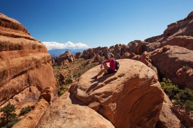 Uzun yürüyüşe çıkan kimse Arches National park Utah, ABD aittir
