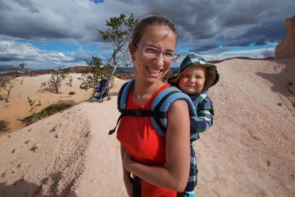 Matka z synem baby odwiedzić Parku Narodowego Bryce canyon w Uta — Zdjęcie stockowe