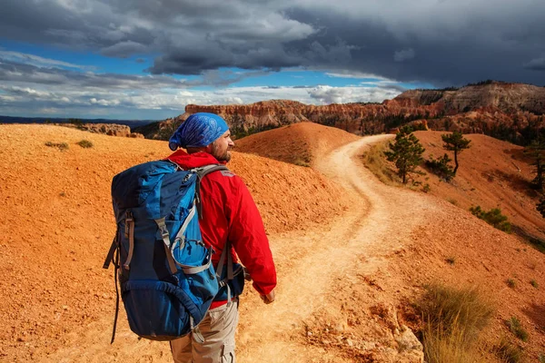 Hiker besöker Bryce canyon National park i Utah, Usa — Stockfoto