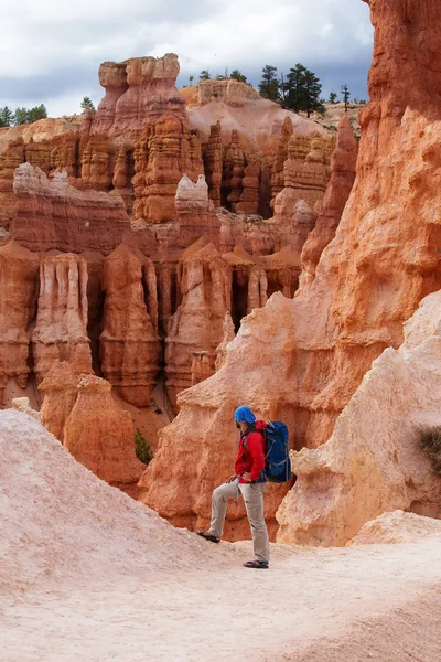 Hiker visits Bryce canyon National park in Utah, USA — Stock Photo, Image
