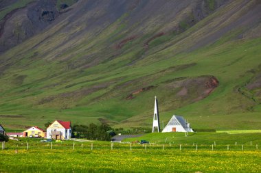 İzlanda'daki dağ manzaraya görüntülemek