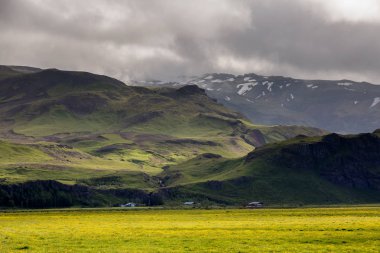 İzlanda'daki dağ manzaraya görüntülemek