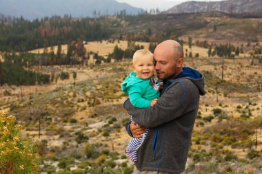 Bir baba ile bebek evlat Californa Yosemite Milli Parkı ziyaret