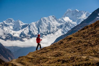 Manaslu devre üzerinde Trekker trek Nepal'de