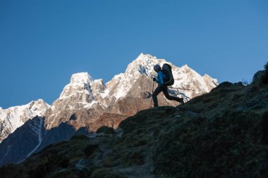 Manaslu devre üzerinde Trekker trek Nepal'de