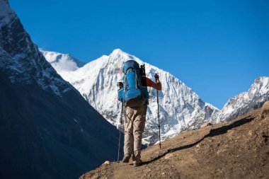 Manaslu devre üzerinde Trekker trek Nepal'de