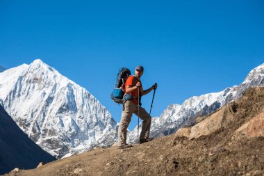 Manaslu devre üzerinde Trekker trek Nepal'de