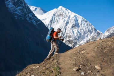 Manaslu devre üzerinde Trekker trek Nepal'de