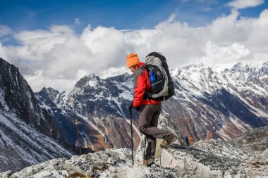 Trekker Larke La geçmek Manaslu devre Trek fron aşağı gider 