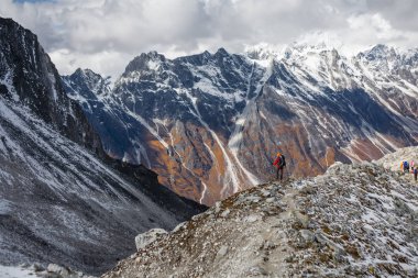 Trekker Larke La geçmek Manaslu devre Trek fron aşağı gider 