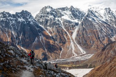 Trekker Larke La geçmek Manaslu devre Trek fron aşağı gider 