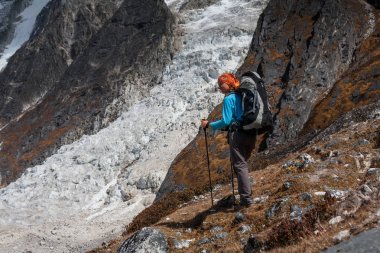 Trekker Larke La geçmek Manaslu devre Trek fron aşağı gider 