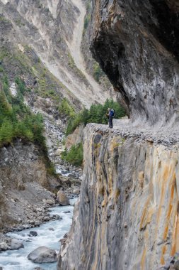 Trekker üzerindeki Nepal'deki Annapurna devre
