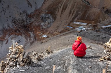 Nepal Annapurna devre üzerinde yüksek Camp yakınındaki Trekker