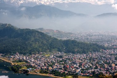 Pokhara şehre yakın Phewa göl n dünya barış Stupa görüntülemek