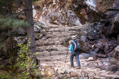 Trekker Everest saha kampı bir yolda Khumbu Vadisi'nde